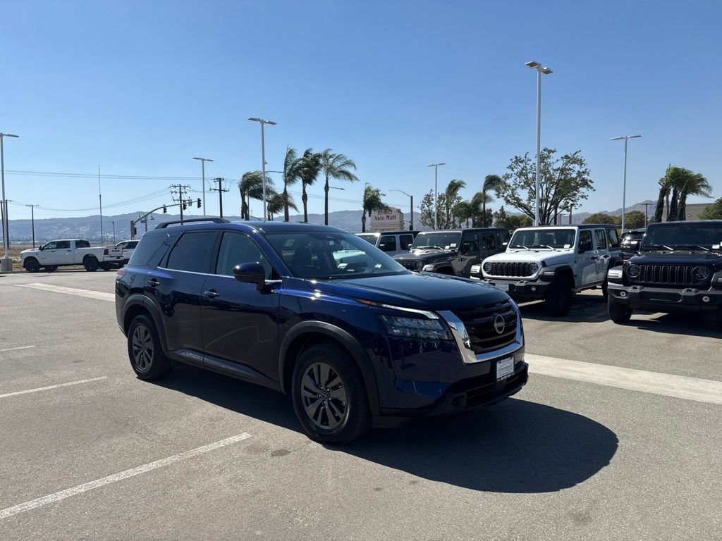 Used 2024 Nissan Pathfinder SV FWD image 2