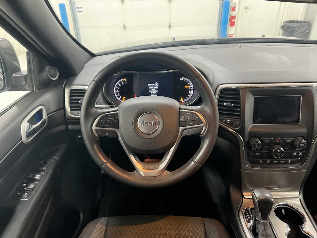Used 2021 Jeep Grand Cherokee Laredo w/ Security & Convenience Group AWD/4WD image 11