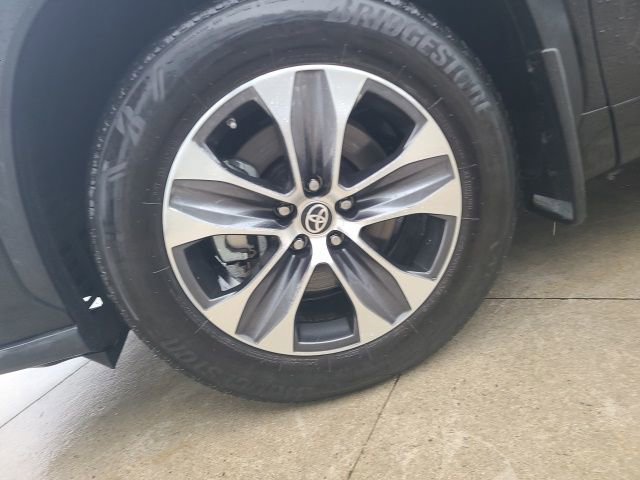 Used 2024 Toyota Highlander XLE image 12