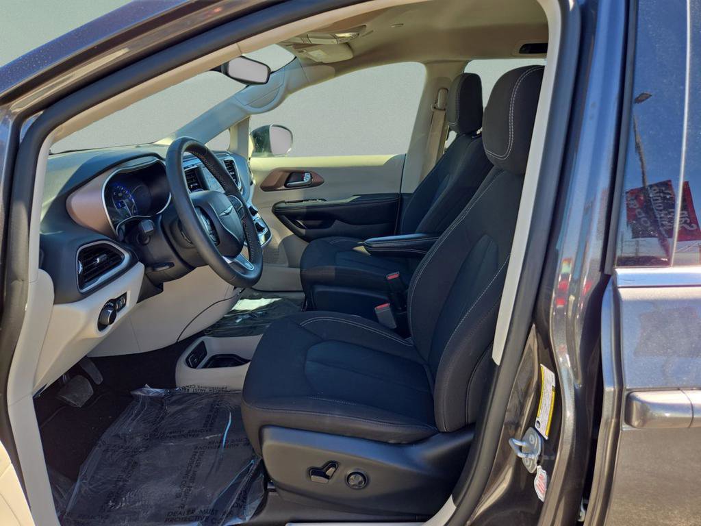 Used 2023 Chrysler Voyager LX image 23