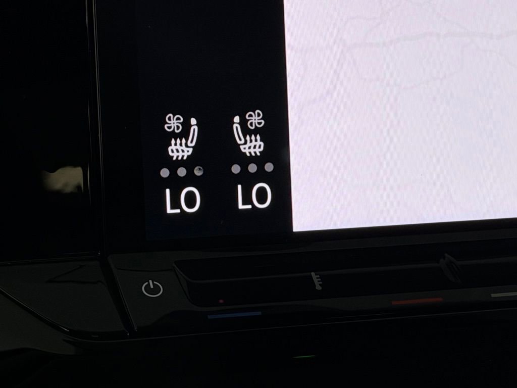 Used 2024 Volkswagen Atlas Peak Edition SE AWD/4WD image 17