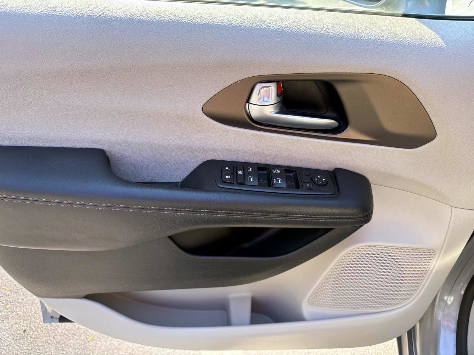 Used 2017 Chrysler Pacifica Touring-L image 7