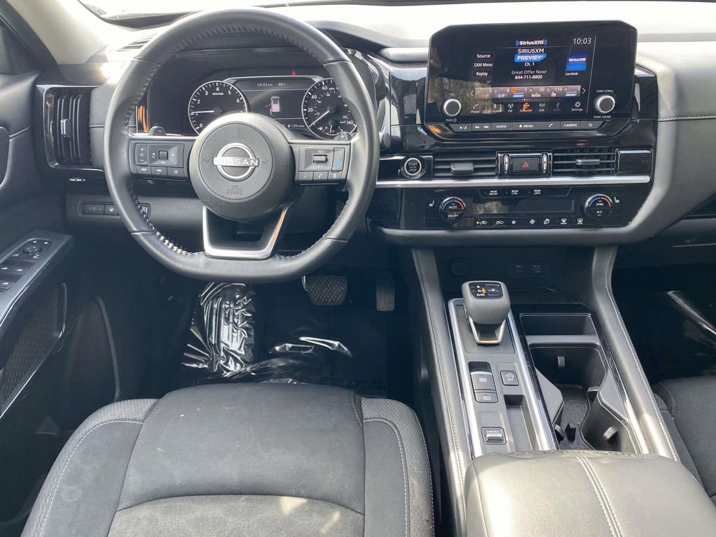 Used 2024 Nissan Pathfinder SV w/ SV Premium Package image 9