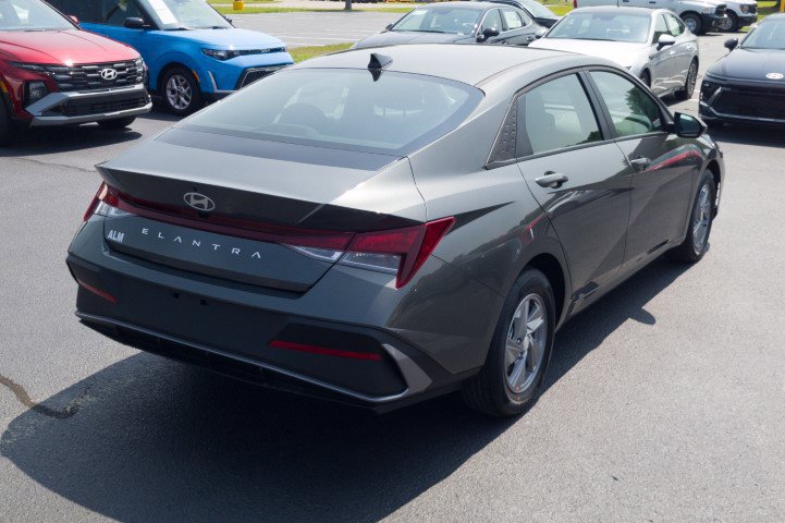 New 2026 Hyundai Elantra SE FWD image 5