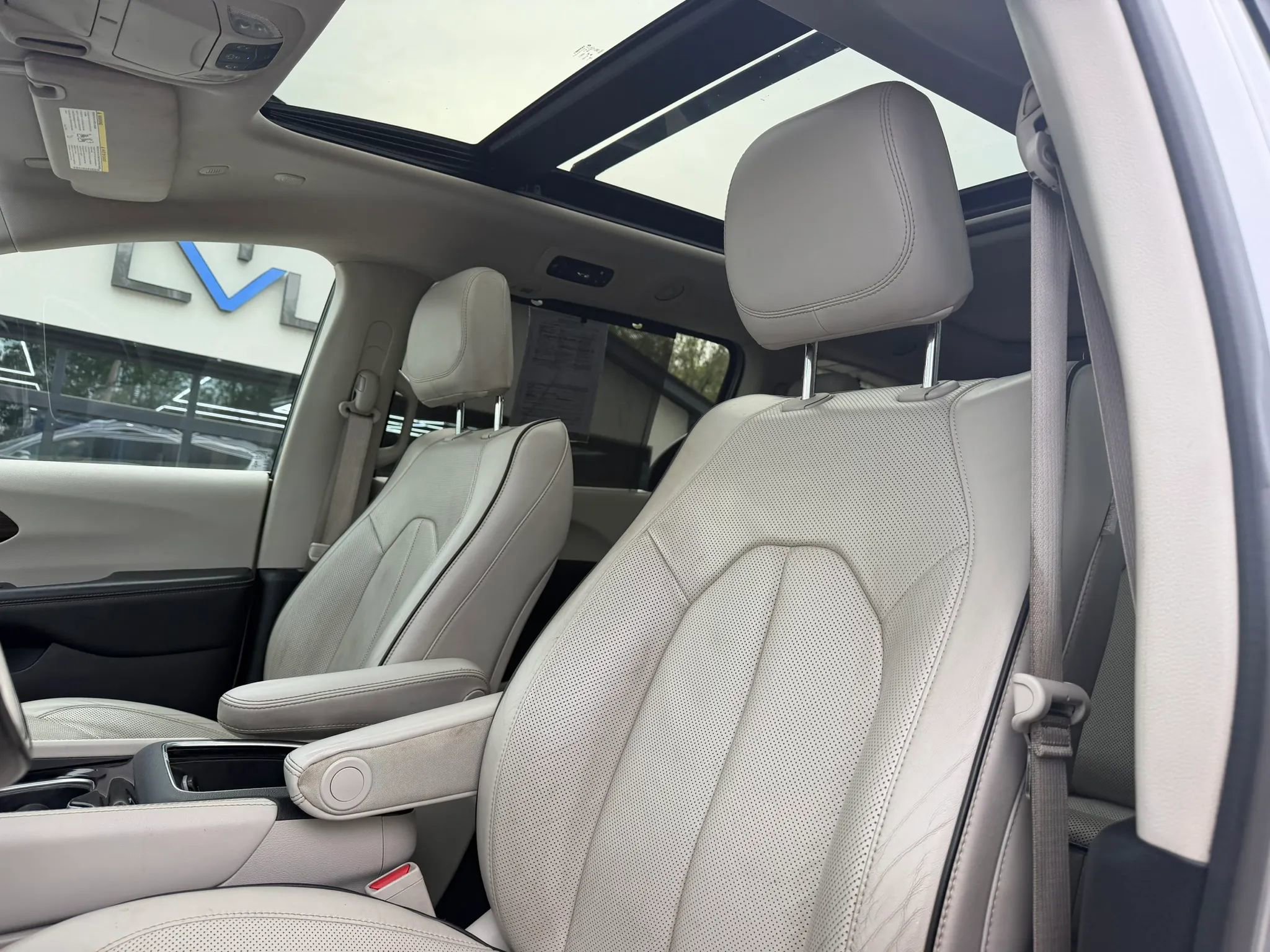 Used 2021 Chrysler Pacifica Limited image 16