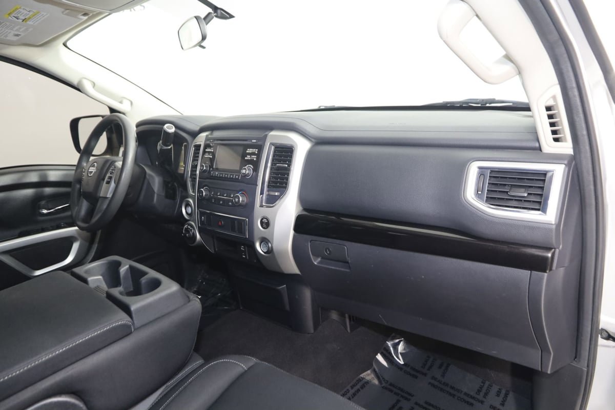 Used 2017 Nissan Titan SV AWD/4WD image 36