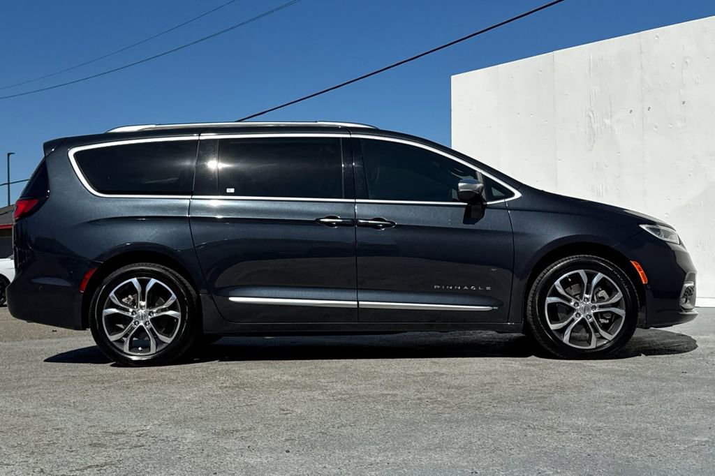 Used 2021 Chrysler Pacifica Pinnacle AWD/4WD image 2
