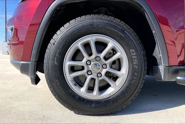Used 2019 Jeep Grand Cherokee Laredo image 9