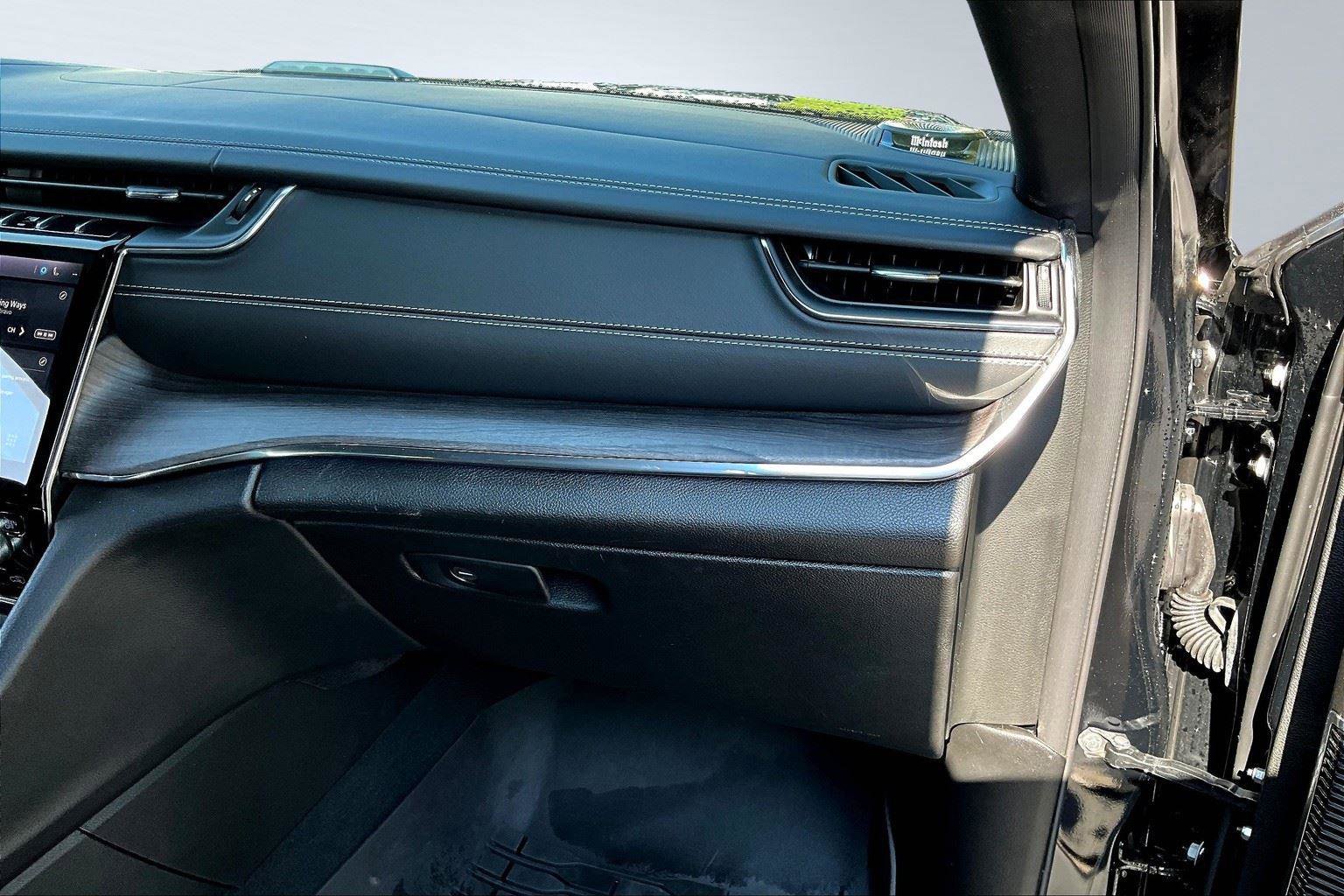 Used 2024 Jeep Grand Cherokee Overland w/ Luxury Tech Group IV image 18