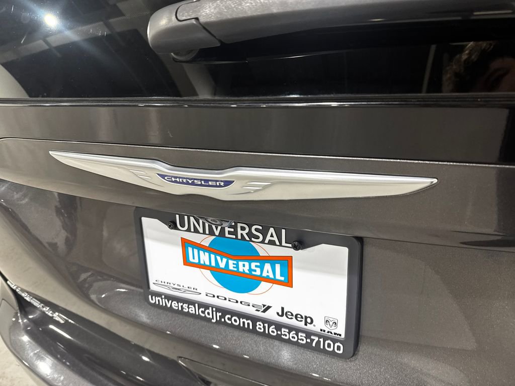 Used 2020 Chrysler Pacifica Touring-L FWD image 32