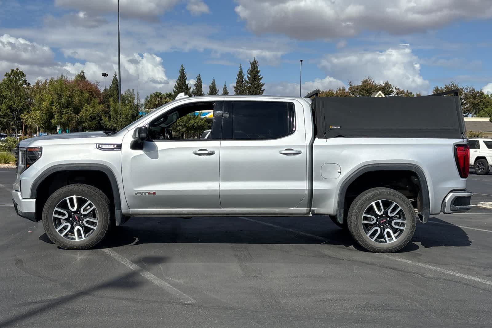 Used 2022 GMC Sierra 1500 AT4 AWD/4WD image 5