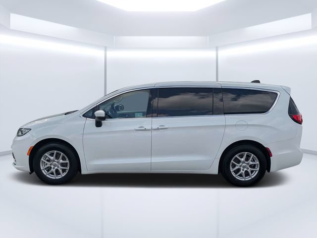 Used 2023 Chrysler Pacifica Touring-L FWD image 6