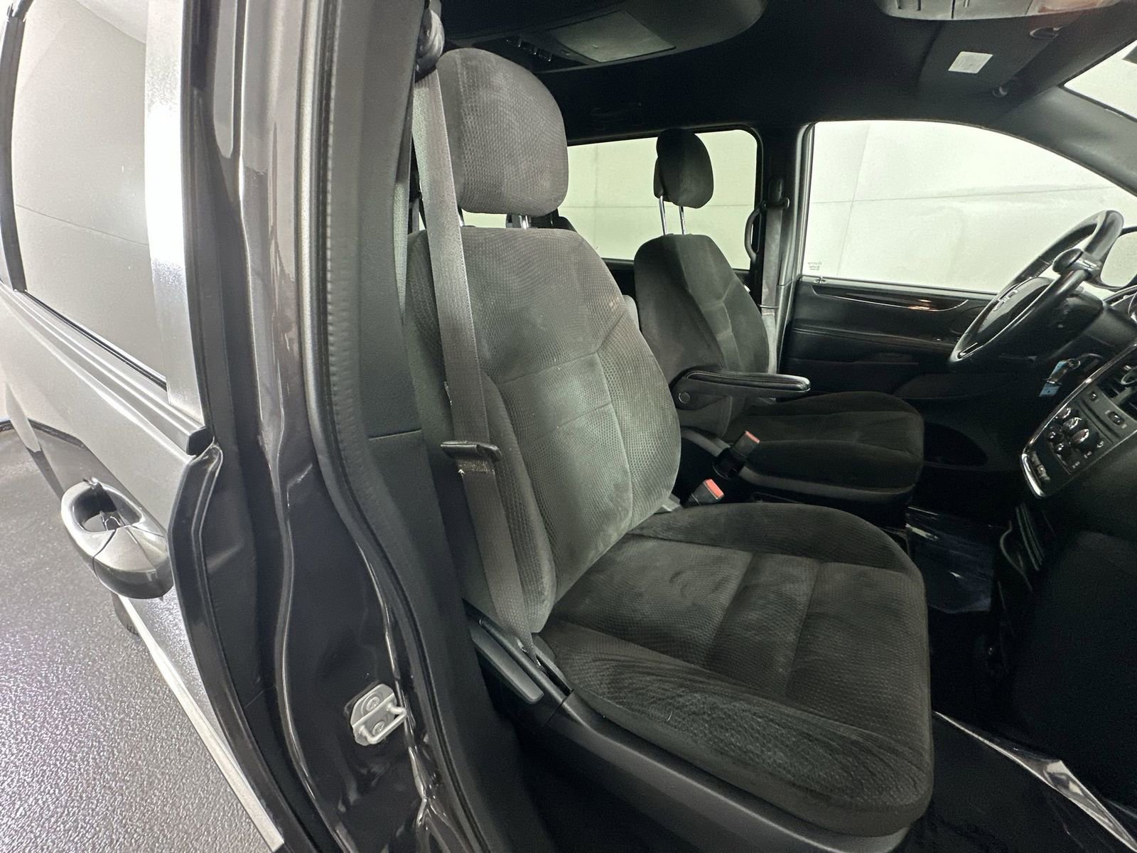 Used 2017 Dodge Grand Caravan SE image 27