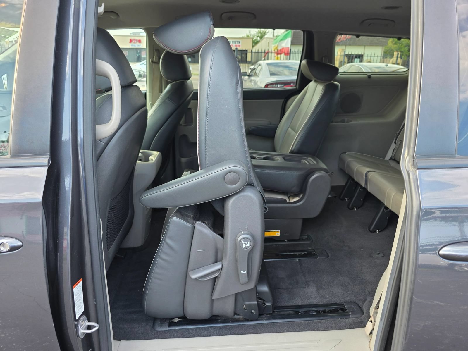 Used 2017 Kia Sedona LX w/ LX Essentials Premium Package FWD image 12