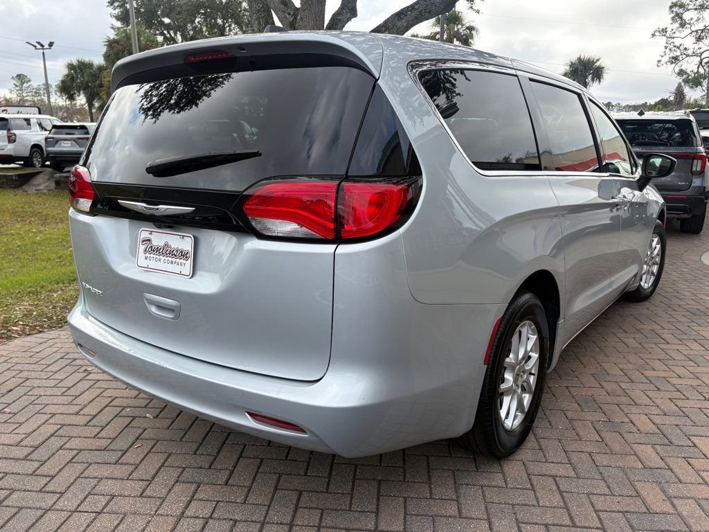 Used 2024 Chrysler Voyager LX image 5
