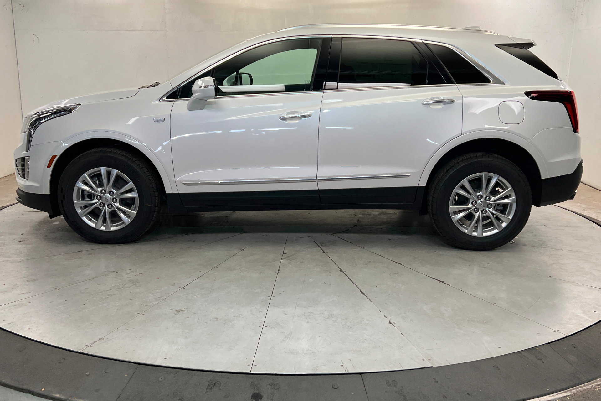 New 2026 Cadillac XT5 Luxury w/ LPO, Floor Liner Package AWD/4WD image 2