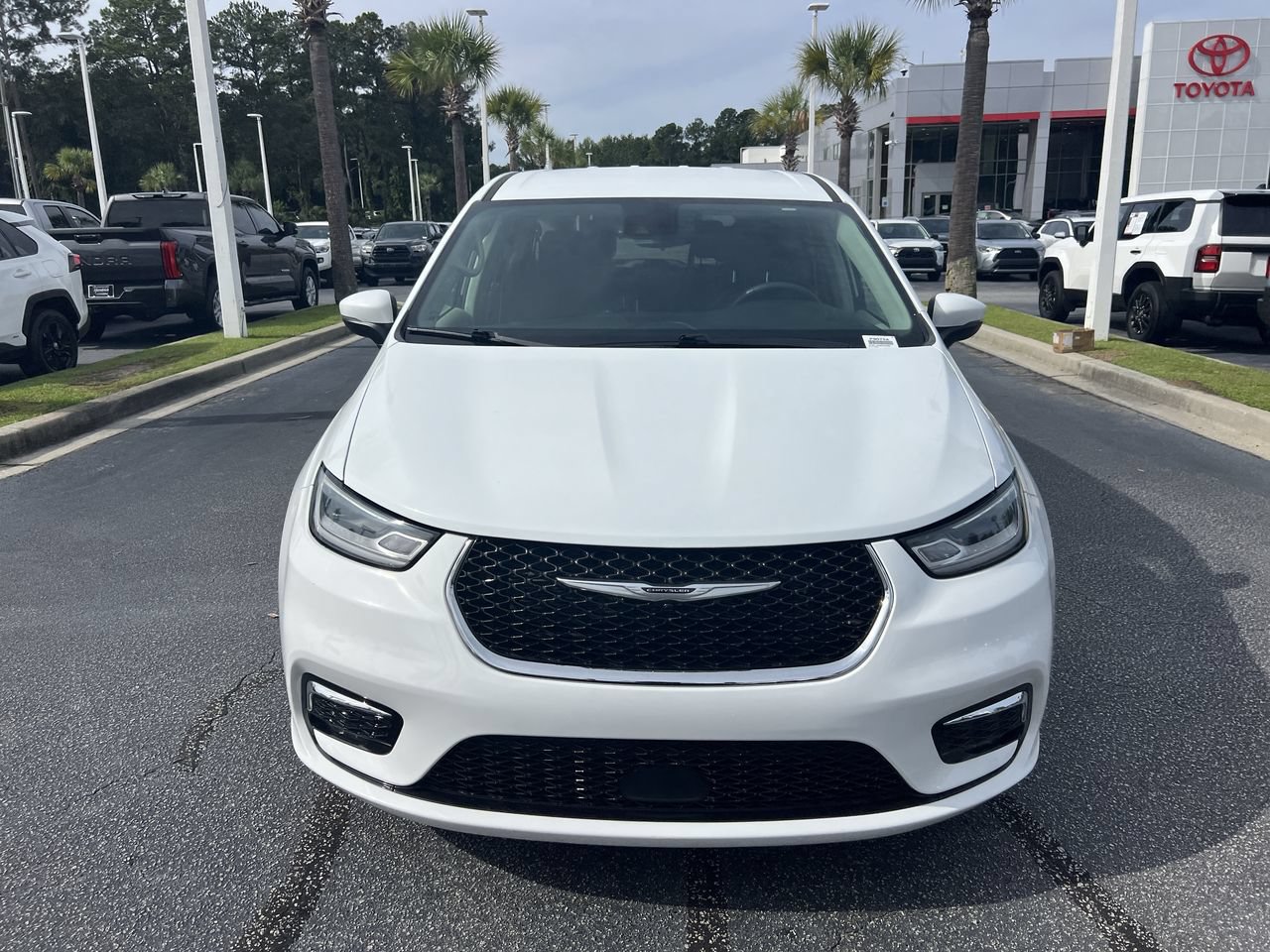 Used 2023 Chrysler Pacifica Touring-L FWD image 3