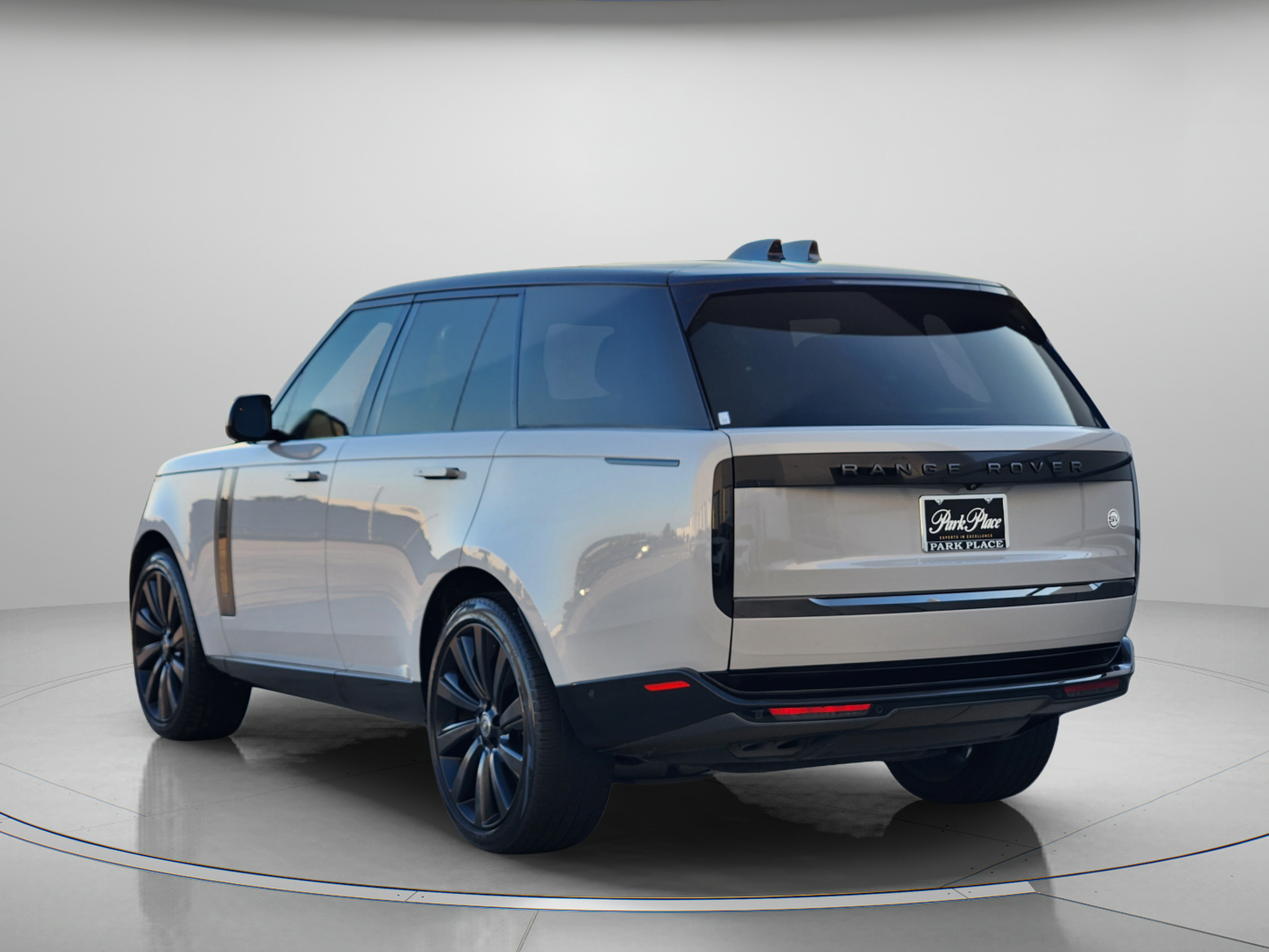 Used 2023 Land Rover Range Rover SV AWD/4WD image 3
