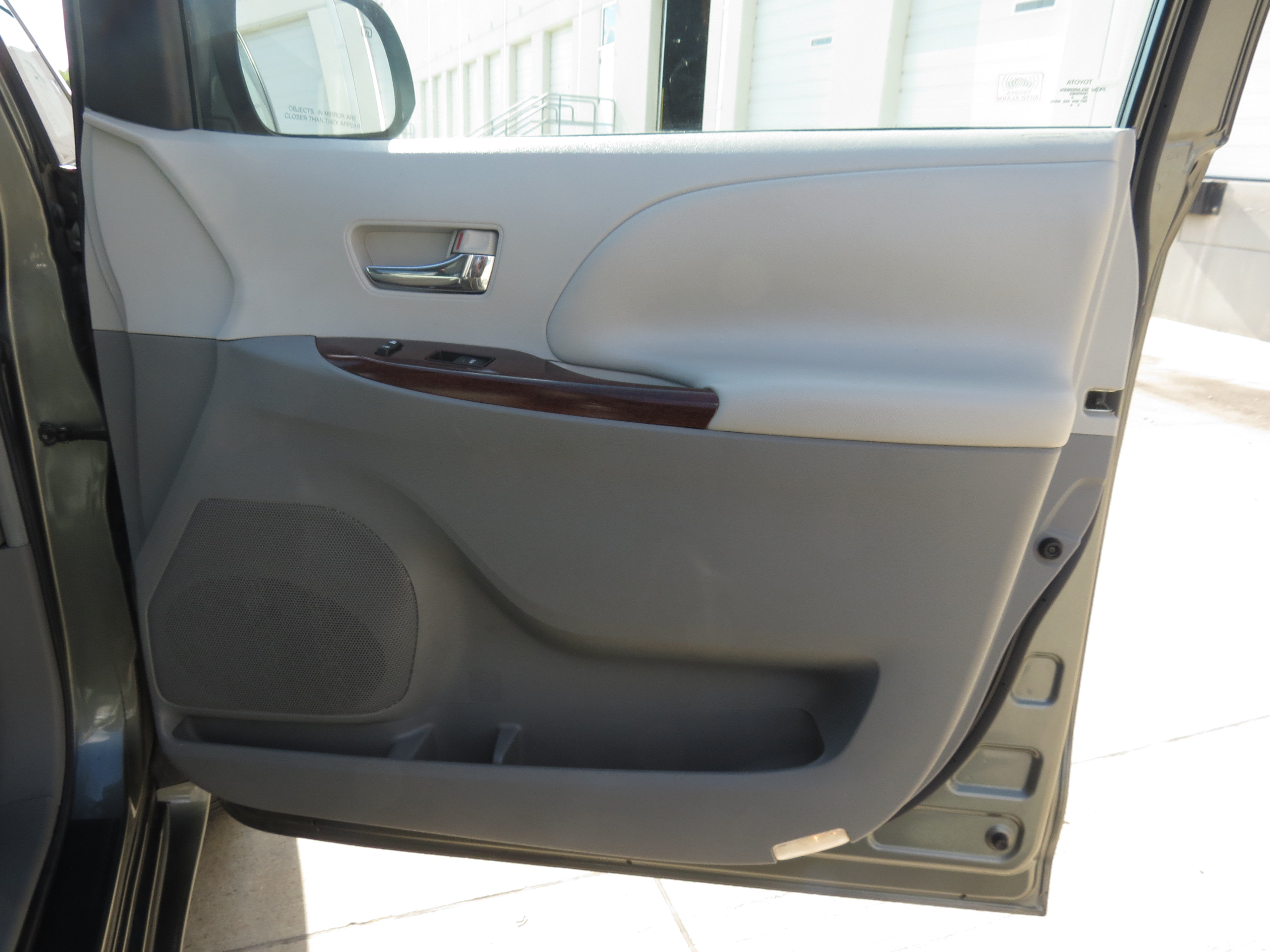 Used 2011 Toyota Sienna XLE FWD image 28