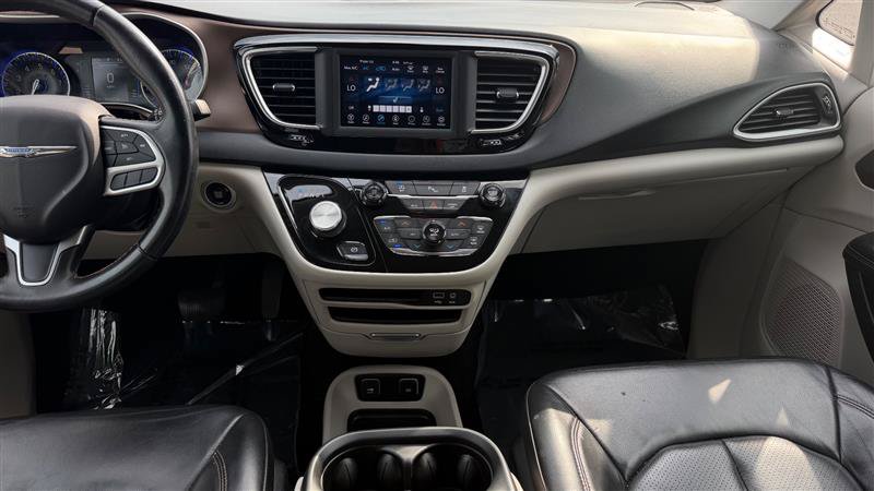 Used 2018 Chrysler Pacifica Touring-L FWD image 25