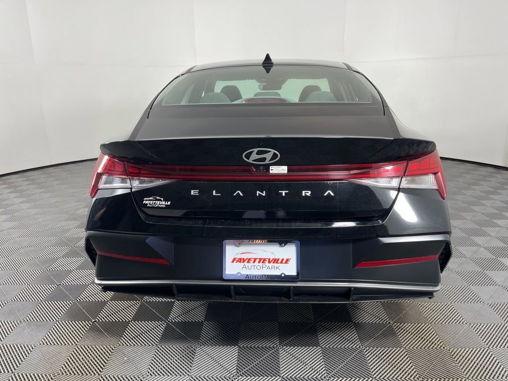 Used 2025 Hyundai Elantra SEL image 10