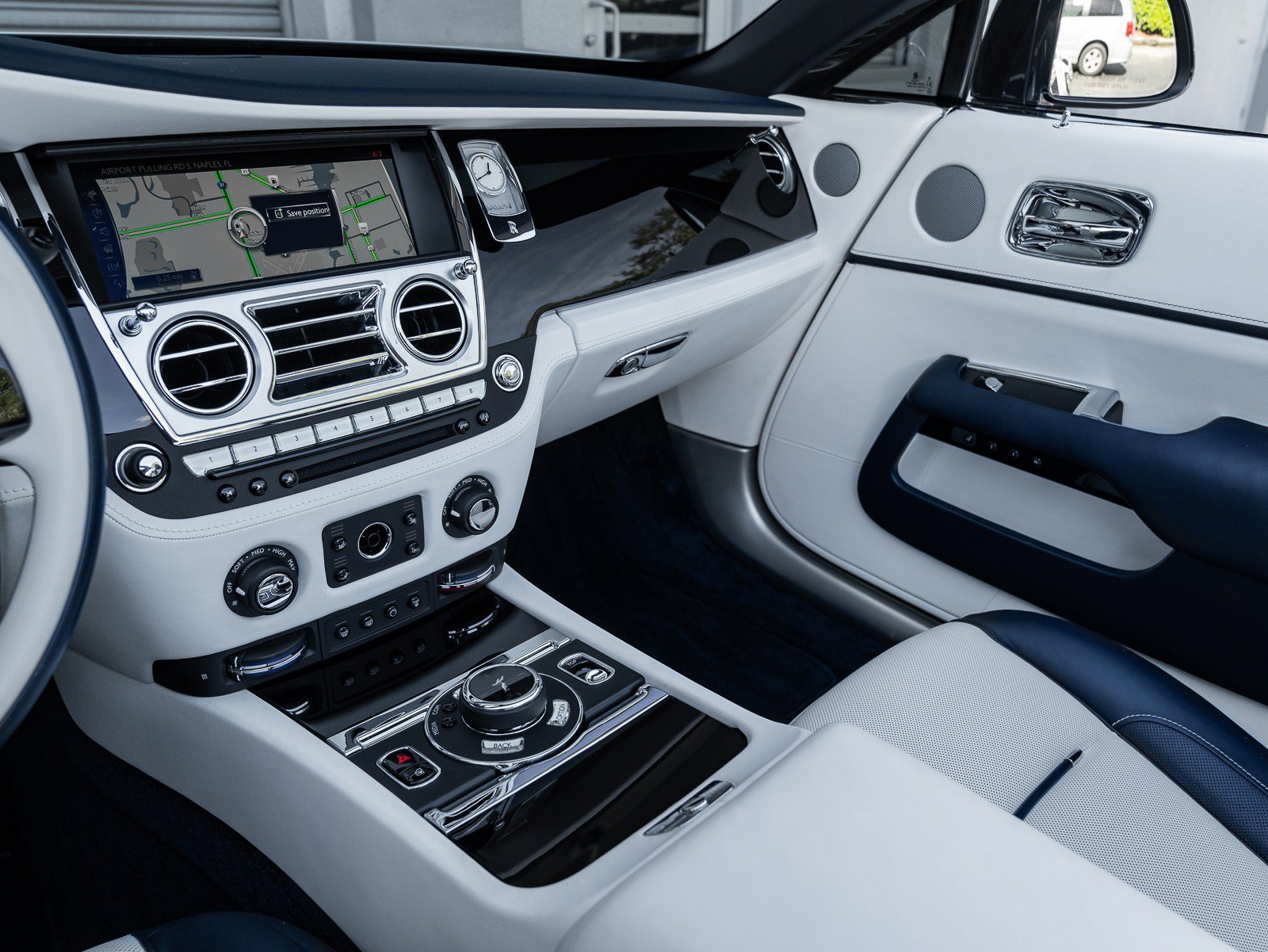 Used 2018 Rolls-Royce Dawn image 24