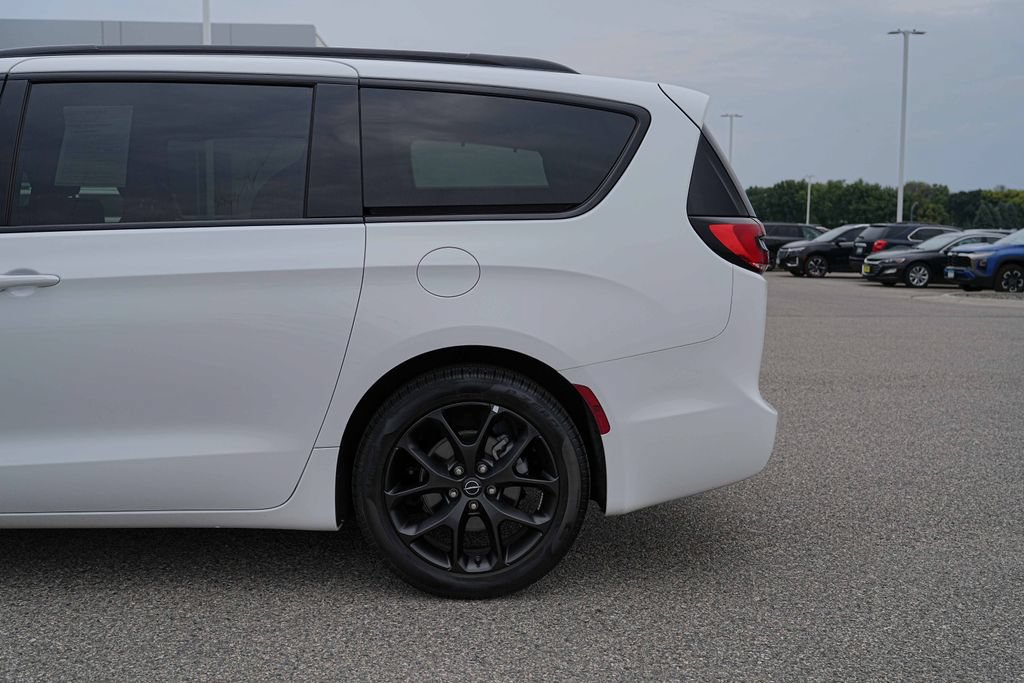 Used 2025 Chrysler Pacifica Limited FWD image 12