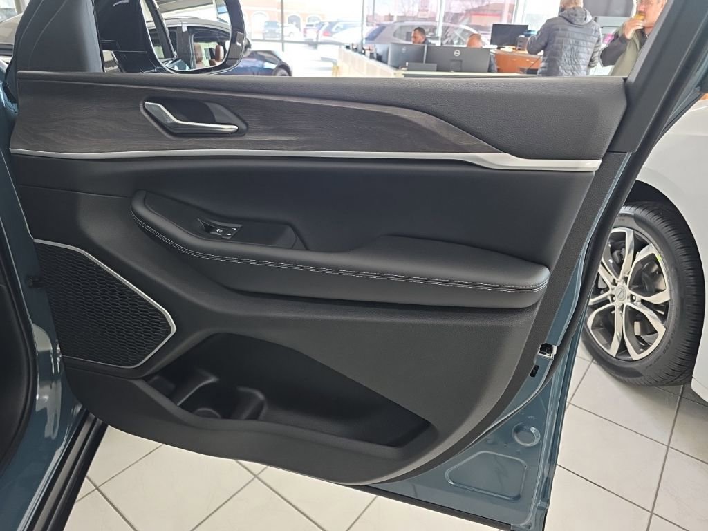 New 2026 Jeep Grand Cherokee L Limited w/ Limited Altitude Package image 9