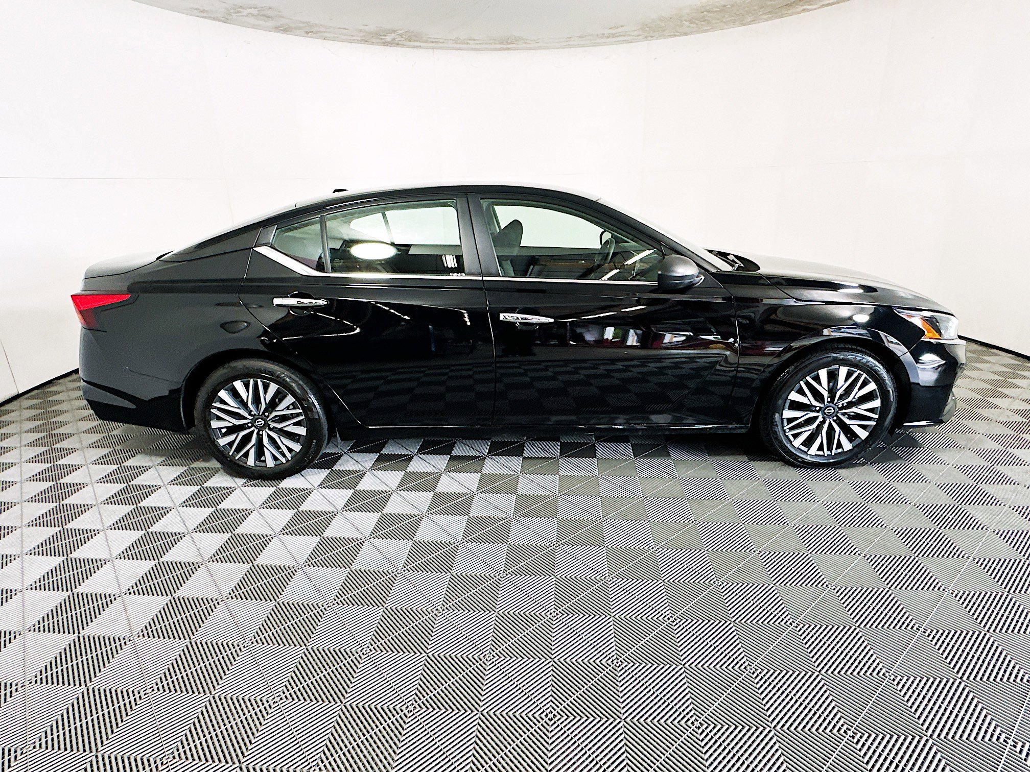 Used 2024 Nissan Altima 2.5 SV FWD image 2