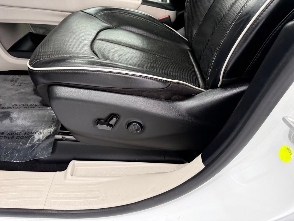 Used 2023 Chrysler Pacifica Limited FWD image 14