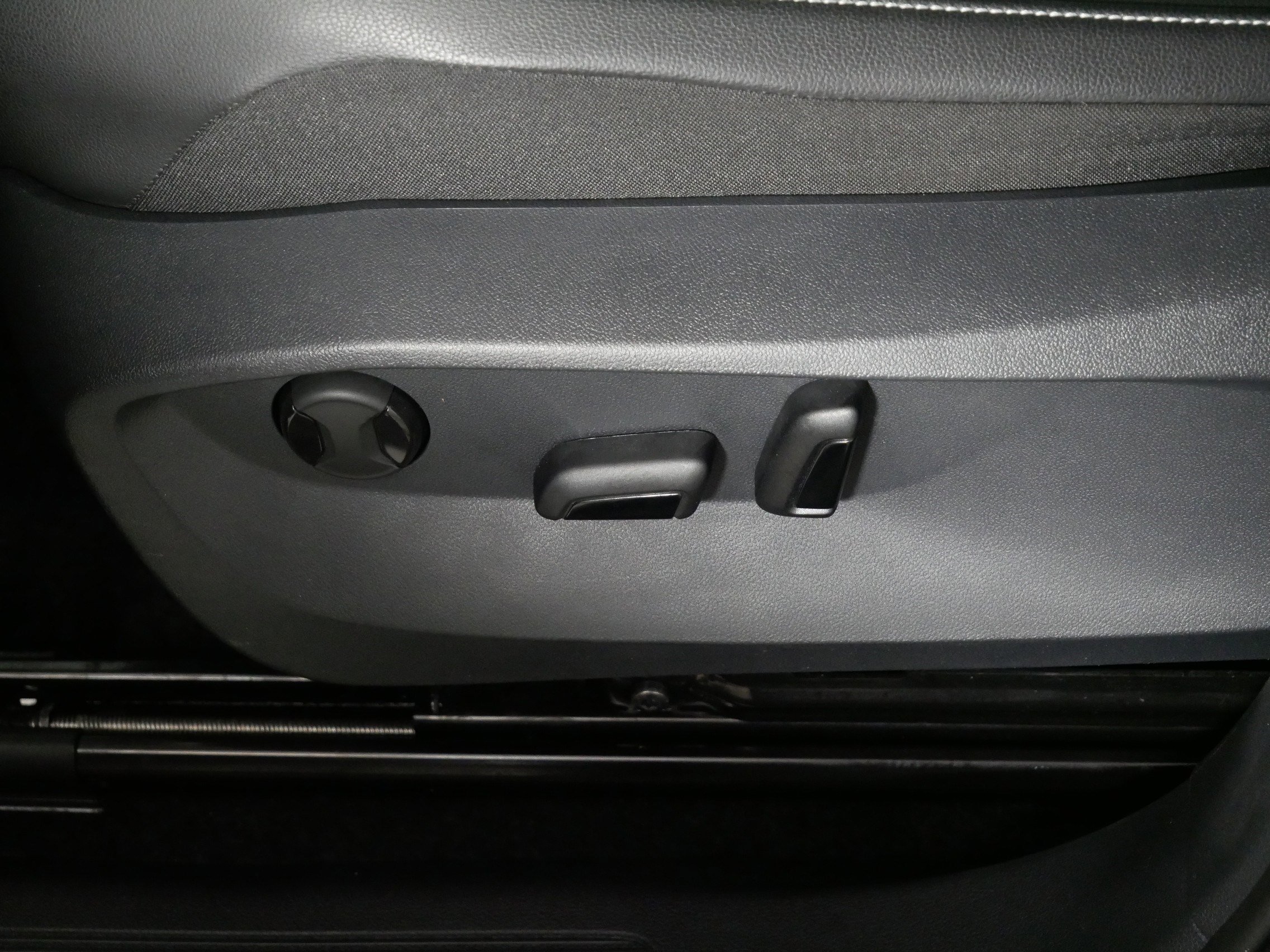 Used 2024 Volkswagen Tiguan SE w/ Panoramic Sunroof Package image 20