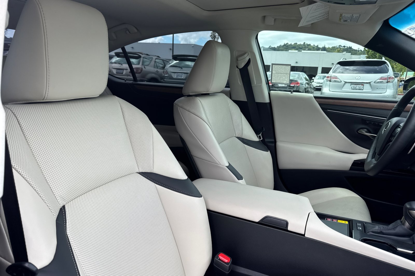 Used 2025 Lexus ES 300h w/ Premium Package FWD image 30