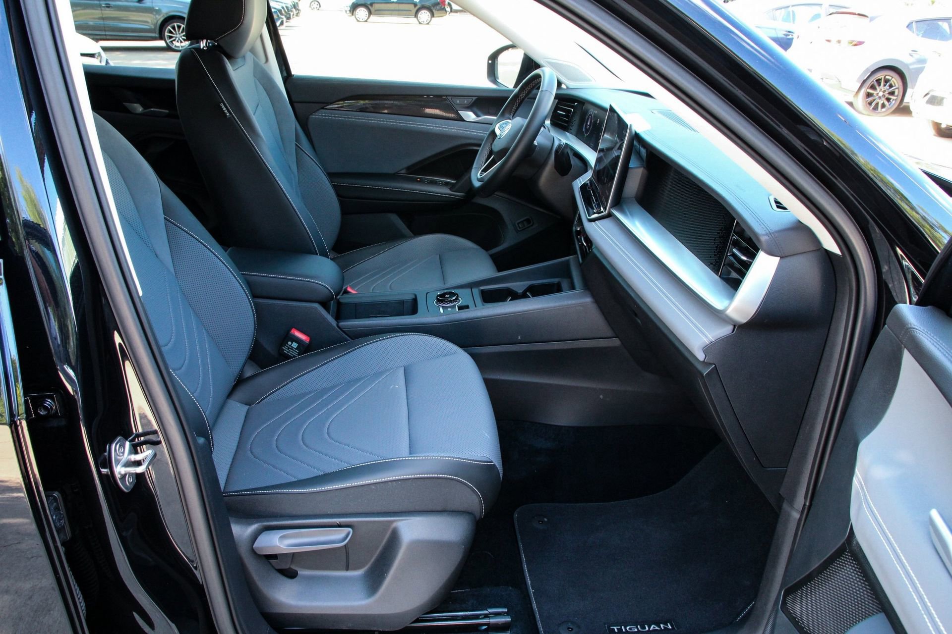 Certified 2025 Volkswagen Tiguan SE FWD image 27