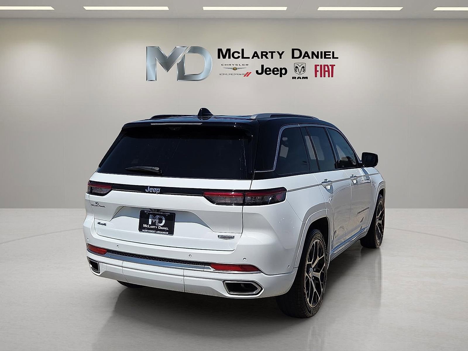 Used 2023 Jeep Grand Cherokee Summit AWD/4WD image 5