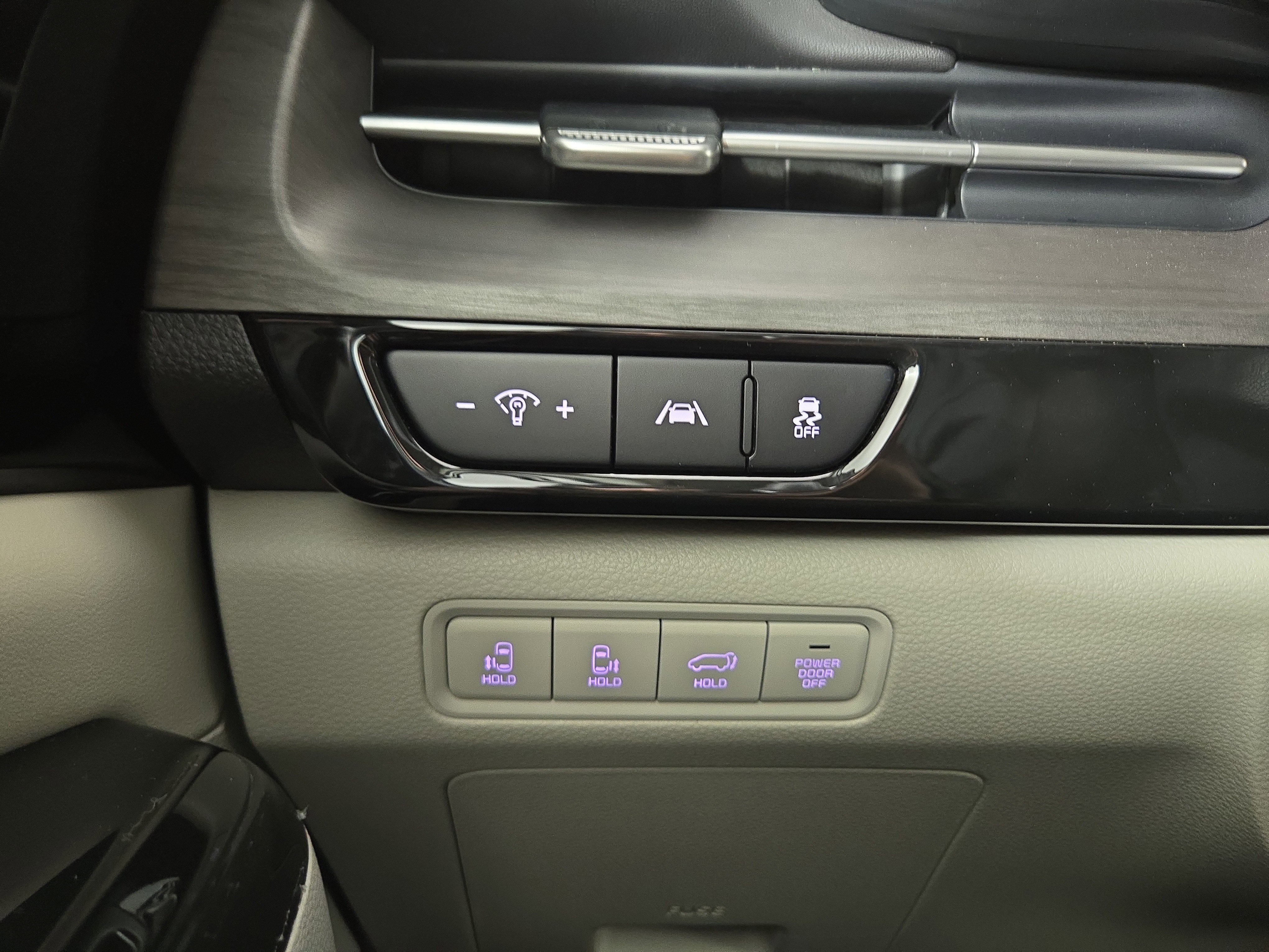 Used 2024 Kia Carnival EX image 30