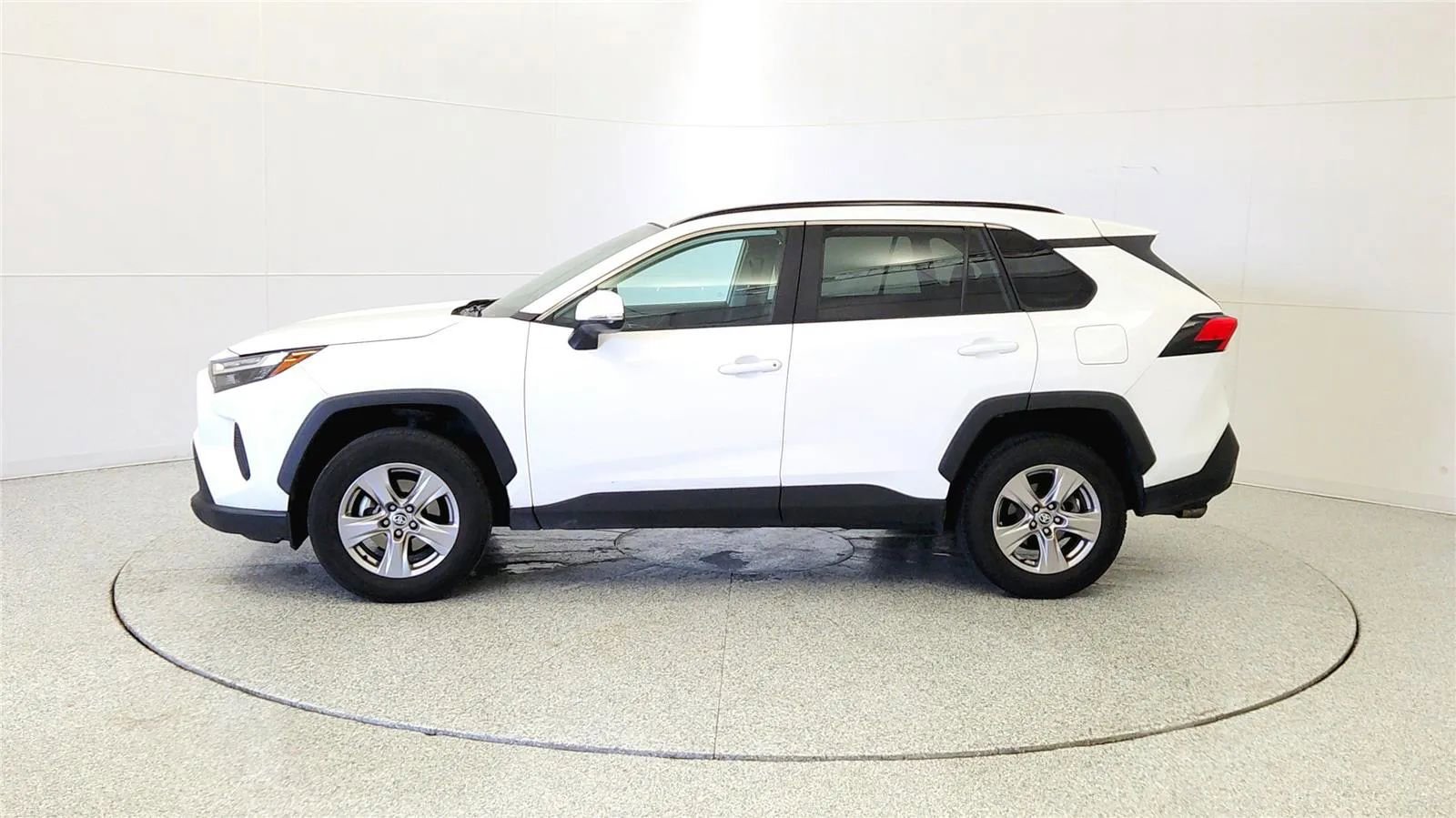 Used 2023 Toyota RAV4 XLE AWD/4WD image 4