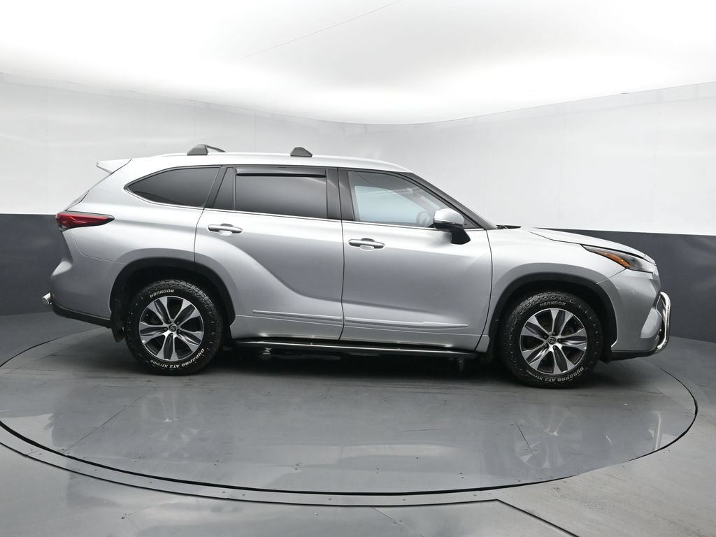 Used 2022 Toyota Highlander XLE AWD/4WD image 3