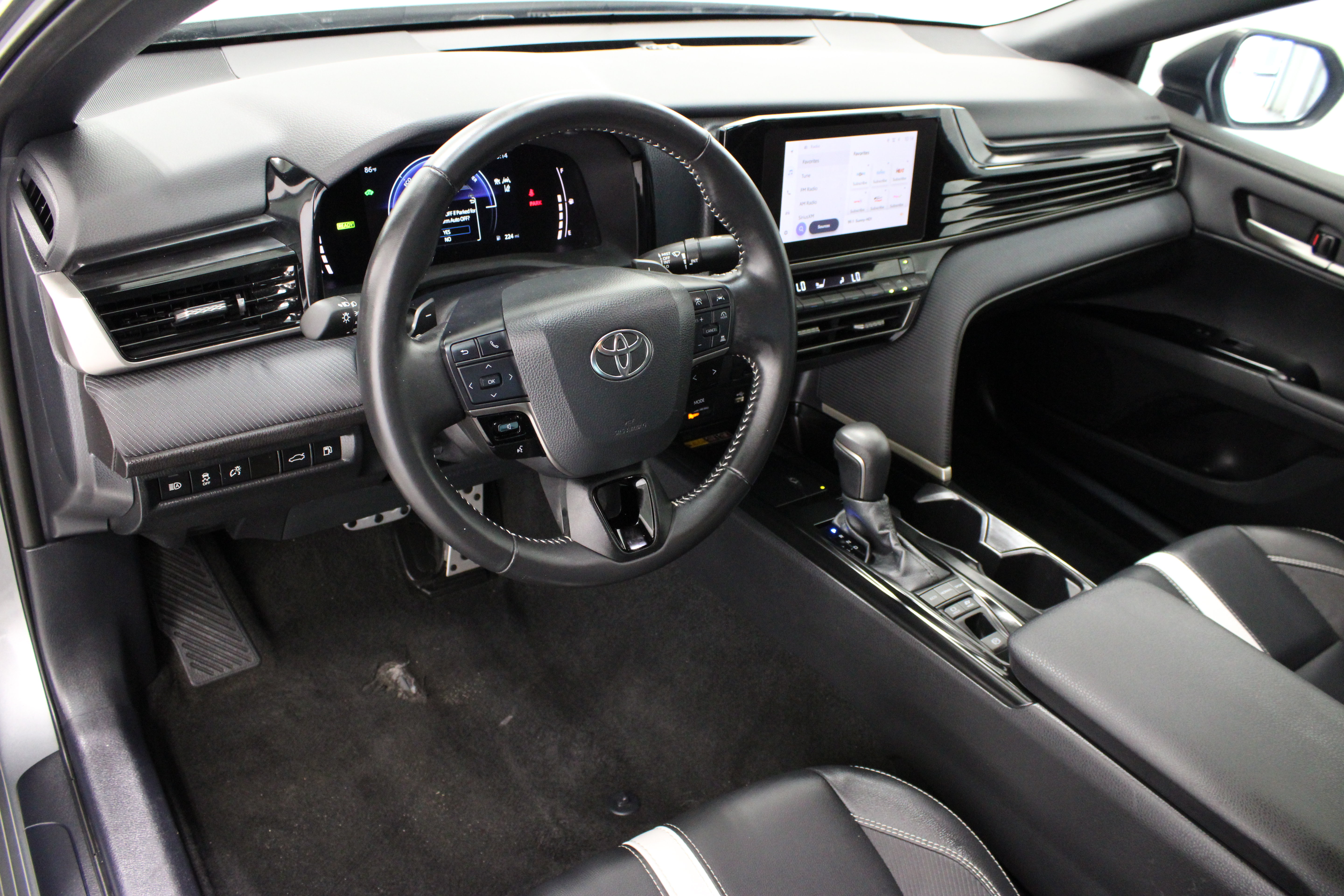 Used 2025 Toyota Camry SE FWD image 13