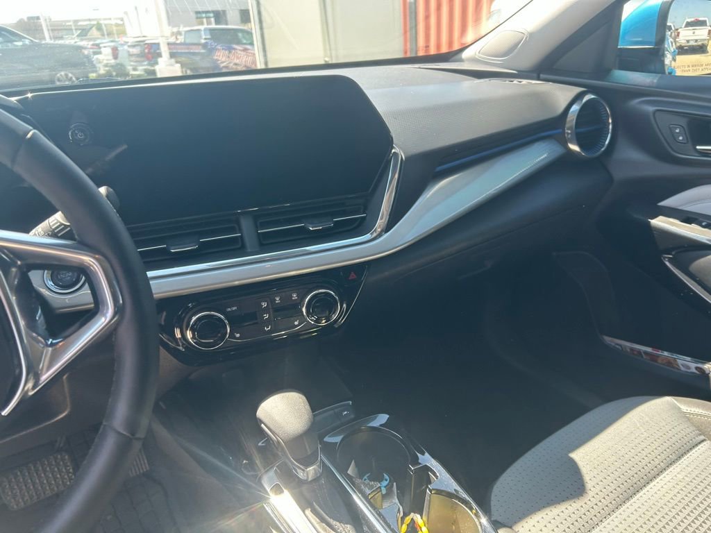 Used 2025 Chevrolet Trax LT w/ LT Convenience Package image 6