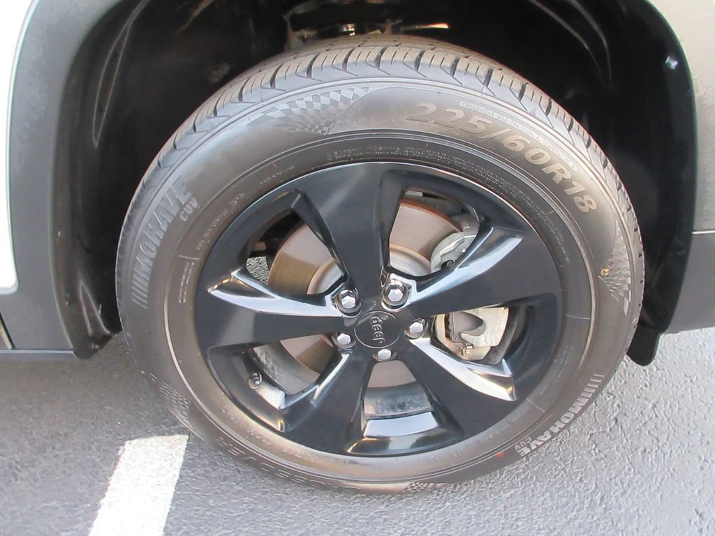 Used 2021 Jeep Cherokee Latitude Plus AWD/4WD image 9