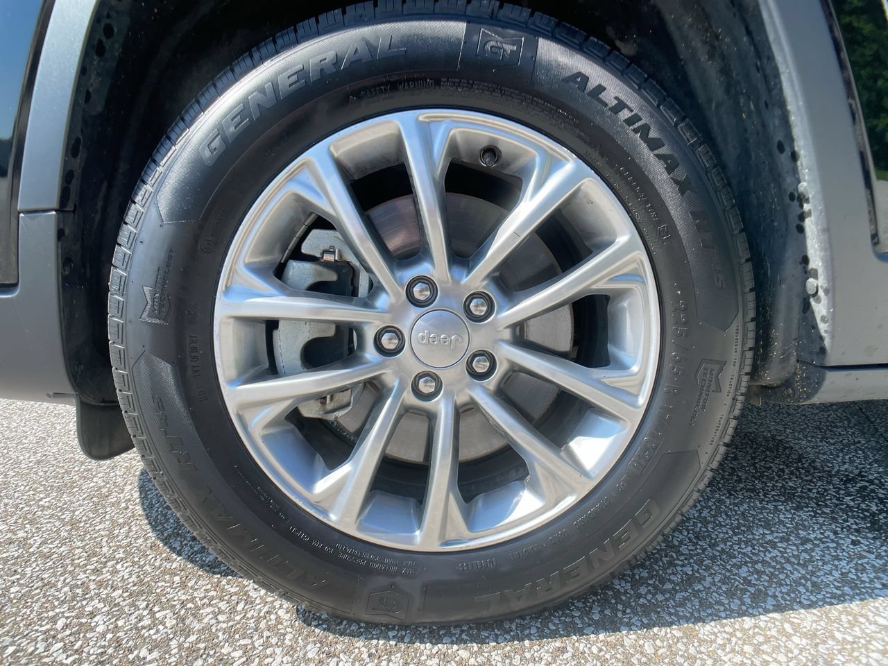 Used 2022 Jeep Cherokee Latitude Lux w/ Sun & Sound Group AWD/4WD image 11
