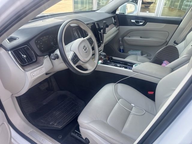Used 2021 Volvo XC60 T6 Momentum w/ Premium Package image 8