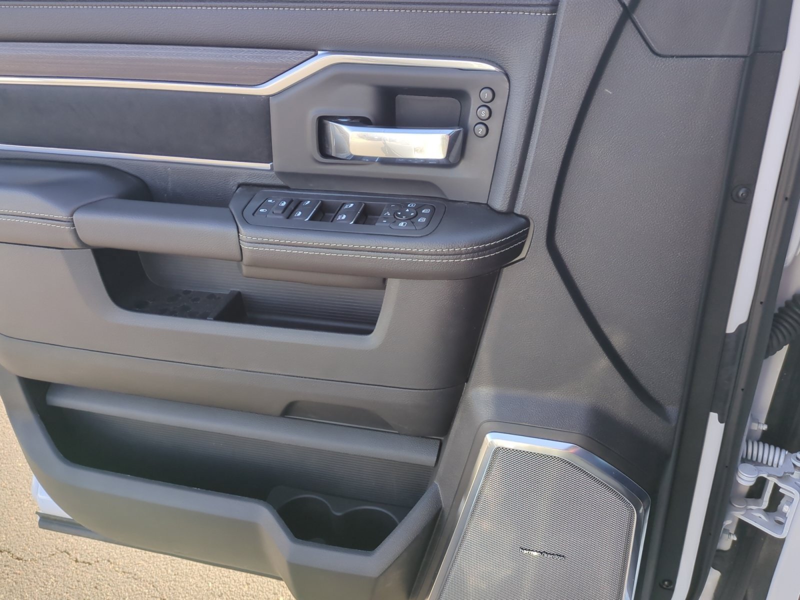 New 2026 RAM 2500 Laramie AWD/4WD image 13