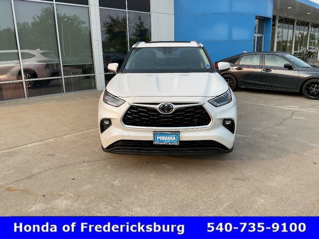 Used 2021 Toyota Highlander XLE AWD/4WD image 9