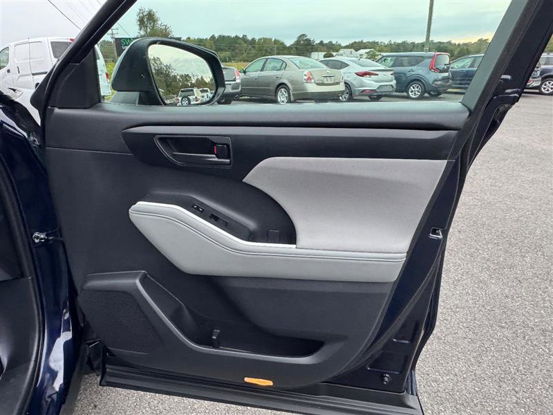 Used 2024 Toyota Highlander LE image 40