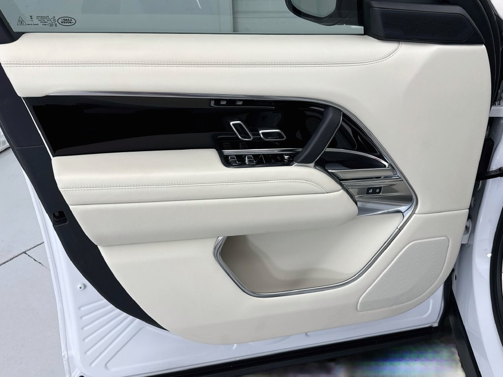 Certified 2025 Land Rover Range Rover SE AWD/4WD image 23