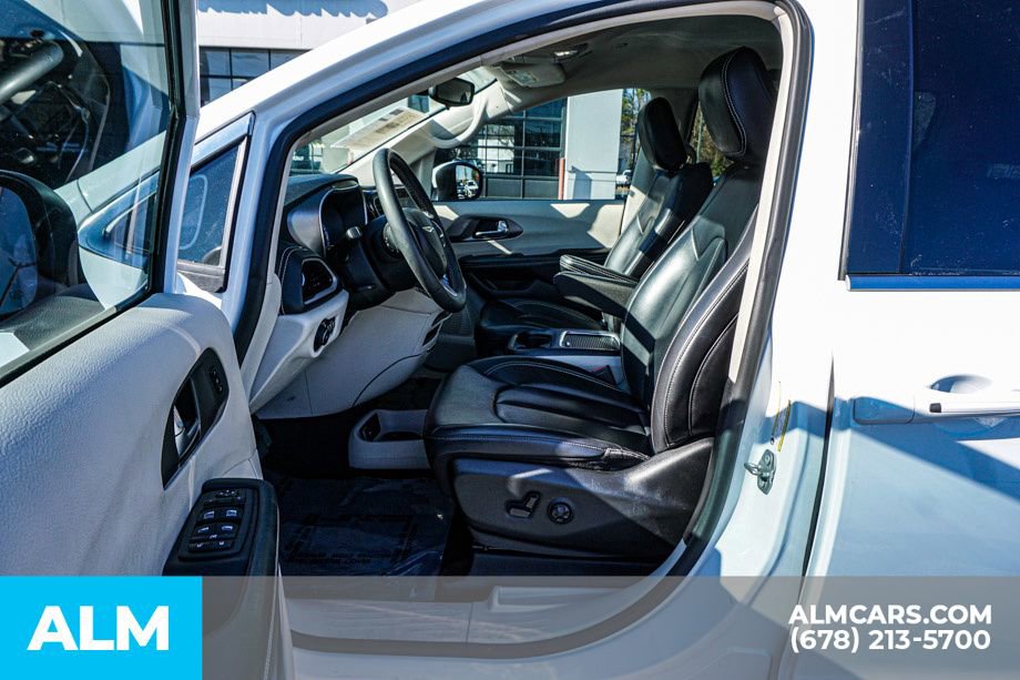 Used 2023 Chrysler Pacifica Touring-L image 19