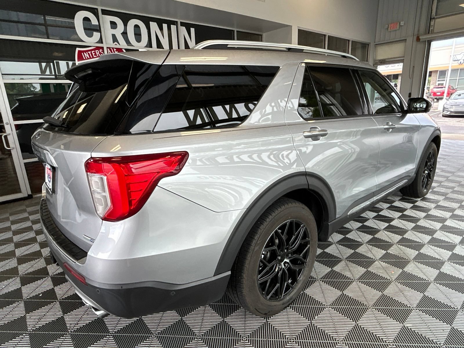 Used 2020 Ford Explorer Platinum w/ Premium Technology Package AWD/4WD image 6