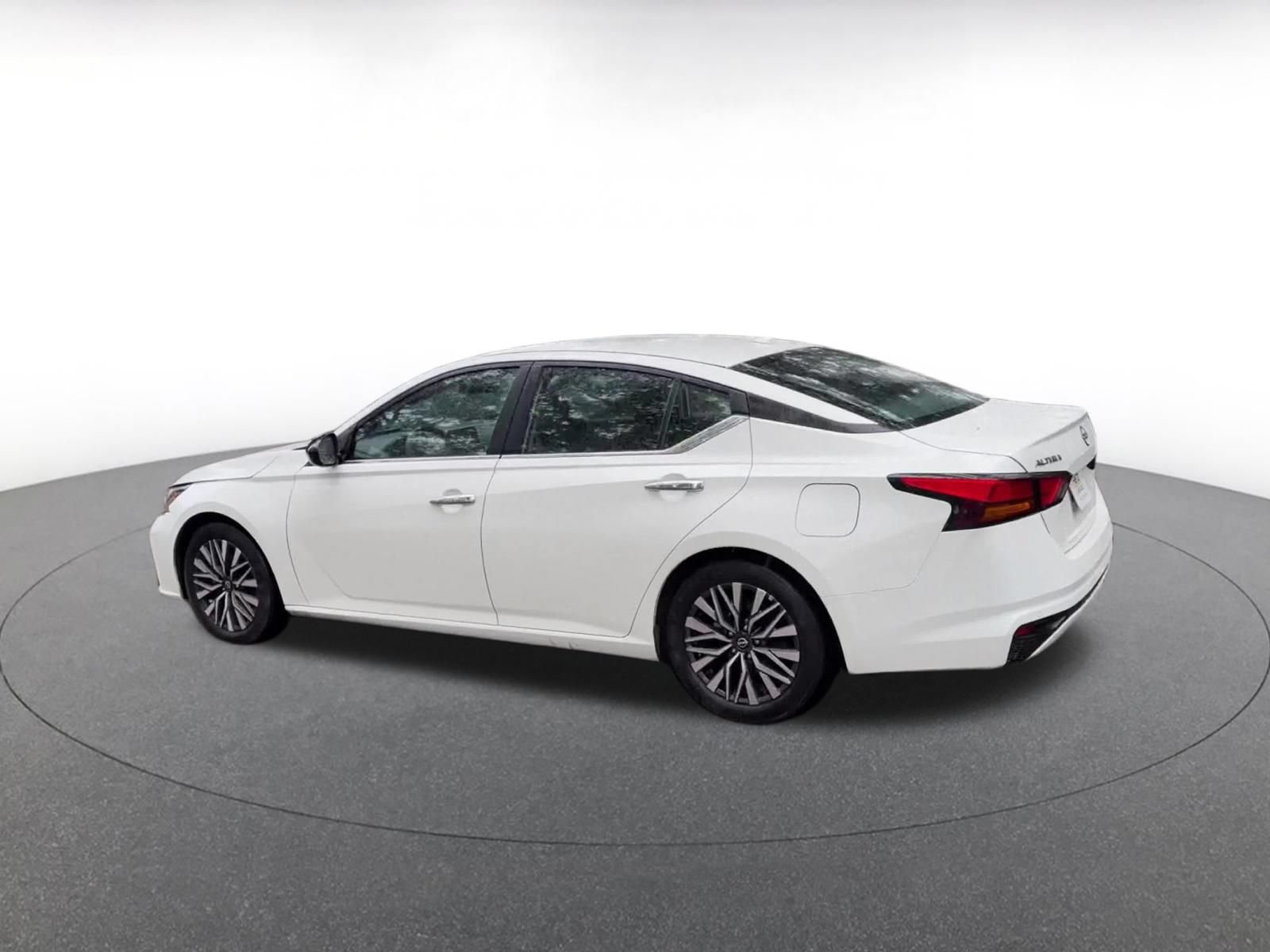 Used 2025 Nissan Altima 2.5 SV FWD image 10