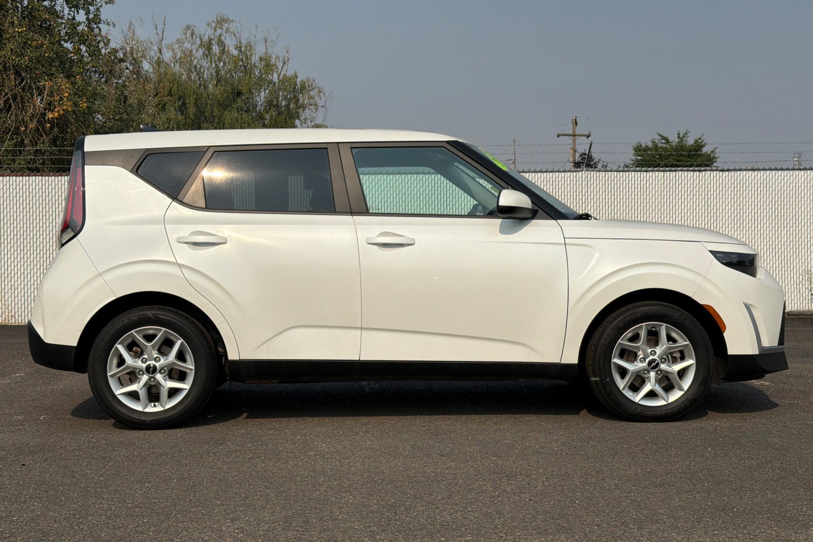 Used 2023 Kia Soul LX w/ LX Technology Package FWD image 3